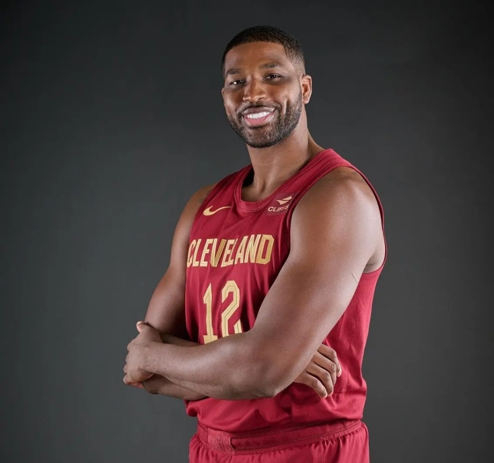 包含从里程碑夜密尔沃基雄鹿官宣签约到今夜犹他爵士调整名单以备国王杯，窗口期布莱顿备战CBA季后赛的词条